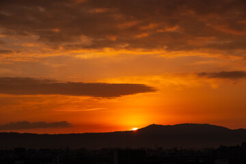 Fototapeta na wymiar 雲が美しい朝焼けと朝日