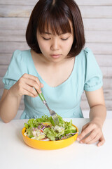 サラダを食べる女性