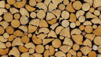 Aufgestapeltes Ofenholz, Brennholz