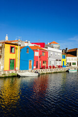 Fototapeta na wymiar casas tipicas de colores, canal de San Roque,Os Botiroes, Aveiro, Beira Litoral, Portugal, europa