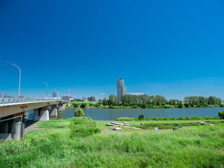 青空の広がる荒川と埼玉県川口市の風景。8月。