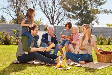 Familie feiert eine Sommer Party mit Picknick
