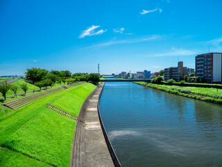 青空ひろがる東京都北区の新河岸川