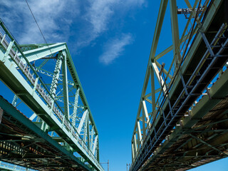 Fototapeta premium 夏の青空と鉄道橋