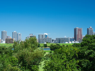 真夏の青空広がる東京都赤羽の風景。奥の町並みは埼玉県川口市。8月。