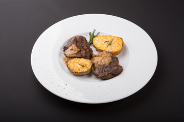 Beef steak medalions with potatoes