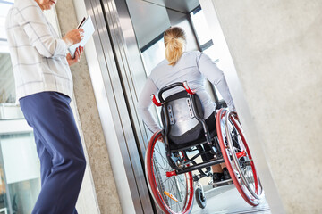 Frau im Rollstuhl unterwegs mit dem Fahrstuhl