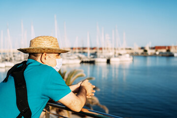 Obraz premium Tourist with face mask and hat.
