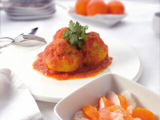 Patatas guisadas con tomate.y perejil. Stewed potatoes with tomato and parsley.