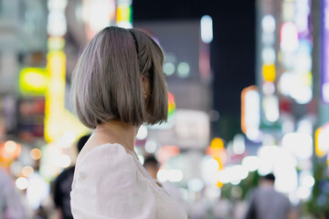 都会での夜景ポートレート
