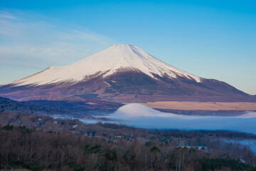 Fototapeta na wymiar 盛り上がった妙な霧を前景に、早春のパノラマ台（山中湖村）から青空を背景にした富士山を望む