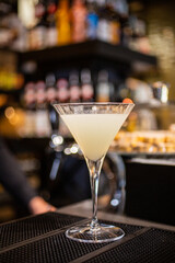 Cocktail poggiato sul bancone di un bar