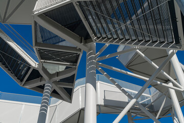 Obraz premium Section of a white observation tower with blue sky in the background