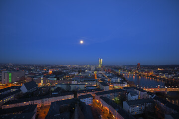 Das Abendliche Frankfurt mit der EZB Bank und dem Main