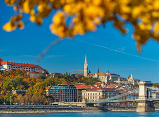 Obraz premium View on the famous Chain Bridge in autumn