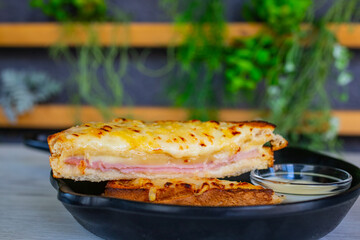 French toast con prosciutto cotto e formaggio