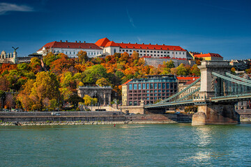 View on the famous Chain Bridge in autumn