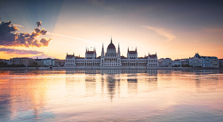 Fototapeta na wymiar Hungarian Parliament in a fantastic sunset, Budapest, Hungary