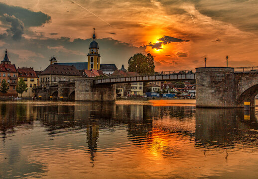 Sonnenuntergang &uuml;ber Kitzingen am Main einer kleinen Kreisstadt in Mainfranken