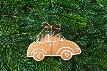 Lebkuchenauto mit Zuckerguss Dekoration und Tannenzweigen für Weihnachten