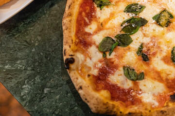 Pizza margherita napoletana con basilico fresco 