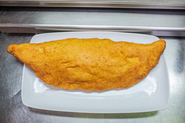 Pizza fritta napoletana ripiena di ricotta e cigoli