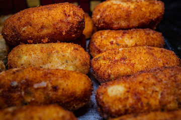 Primo piano di una serie di crocchè di patate