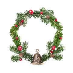 Weihnachtskranz mit Tannenzweigen, Glöckchen und Dekoration