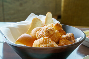 朝食のパンの盛り合わせ