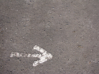 Strzałka na asfalcie w lewą stronę