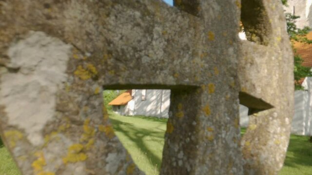 31035_The_grave_stone_with_the_cross_inside_the_circle_statue_.mov