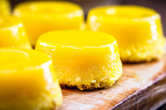 Brazilian quindim is a sweet made from egg yolk, sugar and grated coconut. Corresponds to the Portuguese recipe known as brisa-do-Lis, using grated coconut or almond.