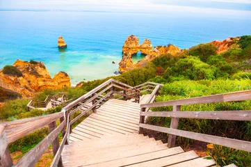 Crédence de cuisine en verre imprimé Plage de Marinha, Algarve, Portugal Beautiful shore of Atlantic ocean with stairs to the beach. Algarve, Portugal. Famous travel destination.