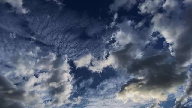 早朝の朝日を浴びて流れる綿雲 夜明けの空 積雲 高積雲
