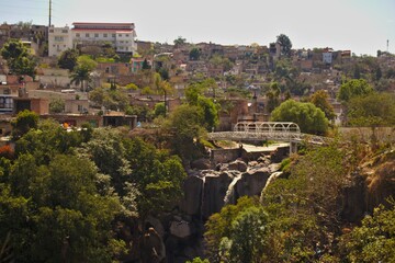 Br&uuml;cke &uuml;ber einen Canyon im Norden von Guadalajara
