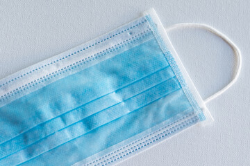 Mascarilla médica facial sobre fondo blanco. Protección contra coronavirus, gripe y otras...