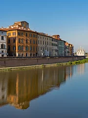 Deurstickers Häuserzeile am Fluss Arno in Pisa in der Toskana in Italien  © Lapping Pictures