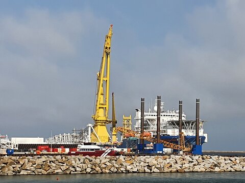 Das russische Verlegeschiff Akademik Cherskiy im Hafen Mukran auf R&uuml;gen
