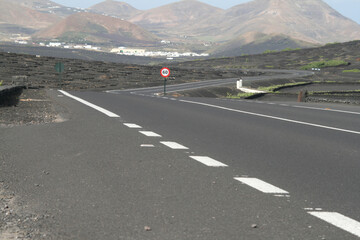 Carreteras secundarias por el paisaje de Lanzarote