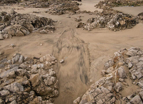 Der Meeresboden an der Küste mit Sand und Steinen