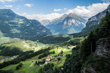 Fototapeta premium paisaje verde de montañas en un valle