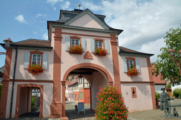 Fototapeta premium oberes stadttor am historischen ortskern von göllheim