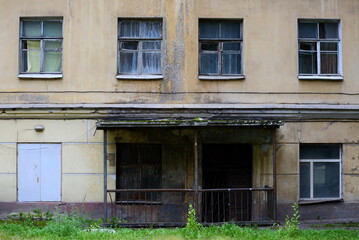 Fototapeta na wymiar Facade of an old abandoned house on the eve of breaking, 13 Utkin prospekt, Saint Petersburg, Russia, August 2020