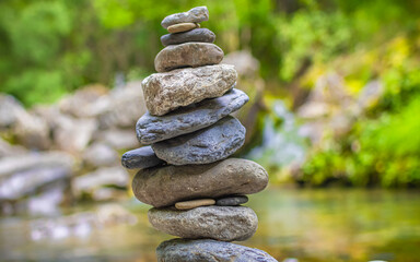 Pierres empilées près d'un ruisseau au milieu de la nature, ambiance zen. 