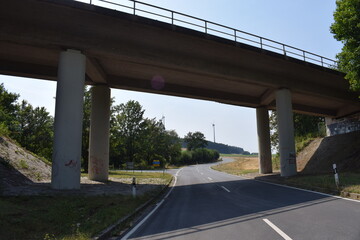 kleine Landstraße unterquert große Bundesstraße