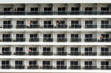 Nave da crociera con balconi sul mare e persone affacciate