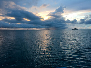 Meer mit Regenwolken auf den Whitsunday Islands