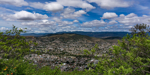 Fototapeta na wymiar Siguiendo el camino (Oaxaca)