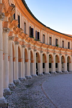 PORTICI A BADOERE IN ITALIA,