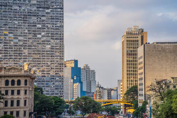 Fototapeta na wymiar Imagem do centro de São Paulo com o viaduto Santa Efigenia ao fundo em dia de sol.